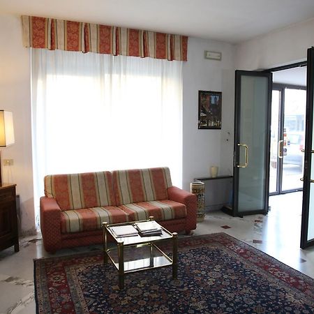 Hotel Paris Castel Goffredo ภายนอก รูปภาพ