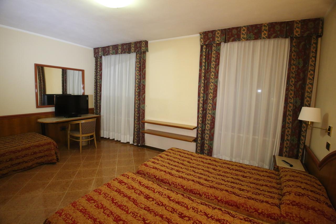 Hotel Paris Castel Goffredo ภายนอก รูปภาพ